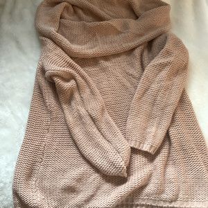 Super cozy sweater just in time for fall! Only worn a few times